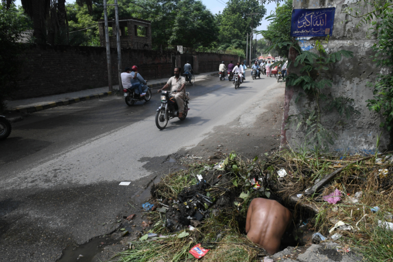 Manhole-Pakistan-Lahore